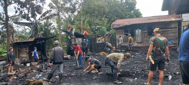 
					Warga Pa' Betung, Krayan Timur, bergotong royong membersihkan puing sisa kebakaran di rumah Efendy Balang (45). Rumah Efendy terbakar Minggu (5/10/2025) malam, diduga akibat lupa matikan kompor gas. Dok.Lianthony.