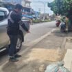 Seorang warga menunjukkan TKP korban tabrak lari yang terjadi di Jalan Bhayangkara, di depan Mini Market Alaska, Senin (6/10/2025) malam.