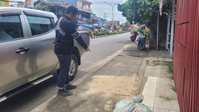 
					Seorang warga menunjukkan TKP korban tabrak lari yang terjadi di Jalan Bhayangkara, di depan Mini Market Alaska, Senin (6/10/2025) malam.