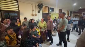 Sejumlah massa yang mendatangi Polsek Nunukan, menuntut penjelasan dan permintaan maaf terbuka kepada emak emak yang berkomentar SARA saat pawai budaya di HUT 26 Nunukan. Dok.Polsek Nunukan.
