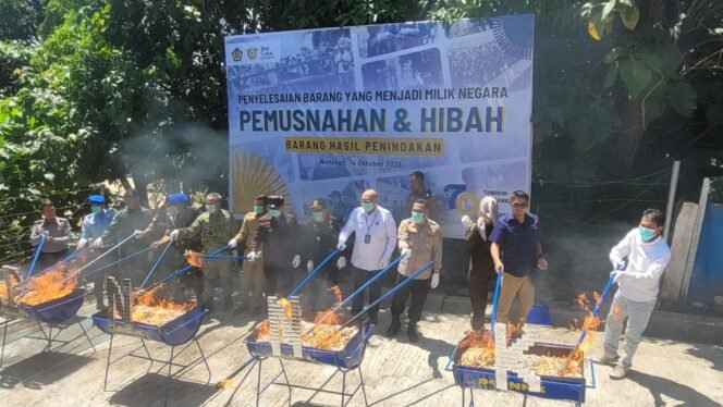 
					Pemusnahan barang ilegal asal Malaysia hasil tegahan periode 2024 hingga September 2025.