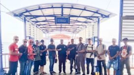 Ketua KONI Nunukan Muhammad Yasin (tengah bertopi putih) saat melepas keberangkatan atlet PBFI Nunukan untuk event Gubernur Kaltara Cup 2025 Open di Kota Tarakan, Sabtu (18/10/2025).