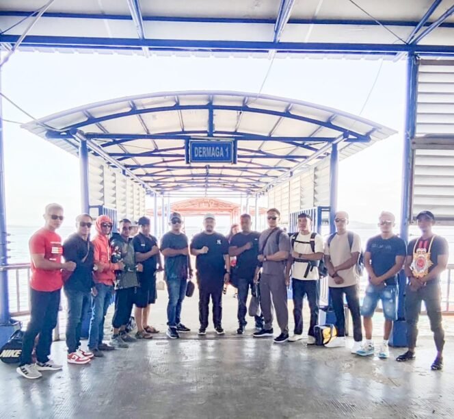 
					Ketua KONI Nunukan Muhammad Yasin (tengah bertopi putih) saat melepas keberangkatan atlet PBFI Nunukan untuk event Gubernur Kaltara Cup 2025 Open di Kota Tarakan, Sabtu (18/10/2025).