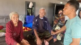 Alimuddin (93) warga Pinrang, Sulsel (tengah berambut putih) saat dipertemukan dengan keluarganya. Dok.DSP3A Nunukan.