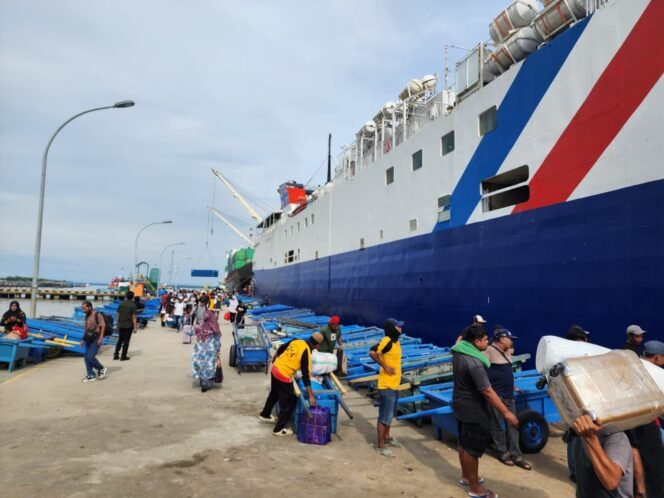 
					KM Pantokrator saat bersandar di Pelabuhan Tunon Taka, Nunukan. Dok.Dwi.