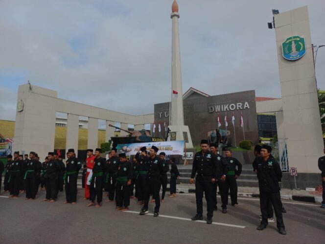 
					Perguruan Pencak Silat Pagar Nusa di Perbatasan RI - Malaysia, Nunukan, Kaltara, menggelar aksi damai bertajuk Santri Bela Kiai, memprotes tayangan program Expose Uncensored di stasiun televisi Trans7, yang dianggap melecehkan dunia pesantren, Minggu (19/10/2025). Dok.Edy.