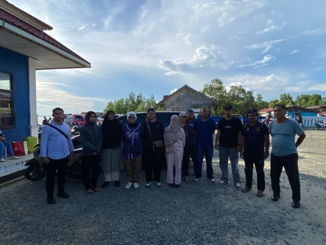 
					8 WN Malaysia diamankan Imigrasi karena melintas ilegal demi makan bakso di Sebatik, Senin (21/10/2025). Dok.Imigrasi Nunukan.