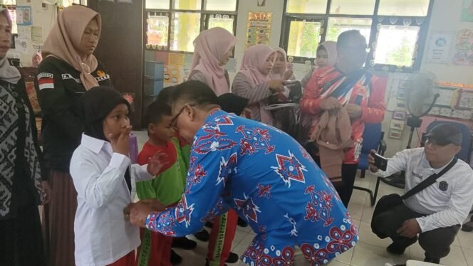 
					Sekda Nunukan, Jabbar saat memakaikan seragam gratis bagi murid SDN 001 Nunukan Selatan. Pembagian seragam sekolah gratis dilakukan serentak di Kabupaten Nunukan, dipimpin Bupati Nunukan Irwan Sabri secara daring dari dataran tinggi Krayan, Jumat (24/10/2025).