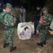 Satgas Pamtas RI - Malaysia Yonkav 13/SL mengamankan 5 karung ballpress selundupan asal Malaysia di perkebunan kelapa sawit Pulau Sebatik, Sabtu (25/10/2025). Dok.Penerangan Yonkav 13/SL.