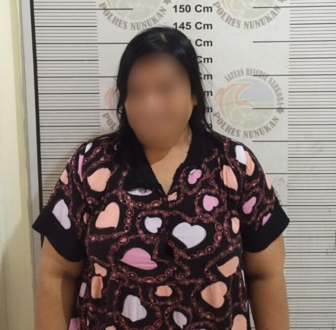 
					R (40), seorang IRT warga pedalaman Nunukan diamankan aparat karena terlibat dalam peredaran narkoba. Dok.Polres Nunukan.