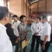 Bupati Nunukan, Irwan Sabri saat mengobrol dengan pencari kerja di Job Fair Nunukan 2025, di GOR Sei Sembilan, Nunukan Selatan, Rabu (8/10/2025).