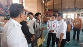 Bupati Nunukan, Irwan Sabri saat mengobrol dengan pencari kerja di Job Fair Nunukan 2025, di GOR Sei Sembilan, Nunukan Selatan, Rabu (8/10/2025).