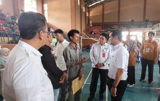 
					Bupati Nunukan, Irwan Sabri saat mengobrol dengan pencari kerja di Job Fair Nunukan 2025, di GOR Sei Sembilan, Nunukan Selatan, Rabu (8/10/2025).