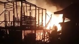 Kebakaran akibat sambaran petri di Desa Tukulon, Kecamatan Lumbis Ogong, Sabtu (25/10/2025) malam. Dok.BPBD Nunukan.