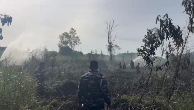 
					Pasukan LANAL Nunukan diturunkan untuk membantu BPBD memadamkan kebakaran lahan di Mansapa, Selasa (21/10/2025).