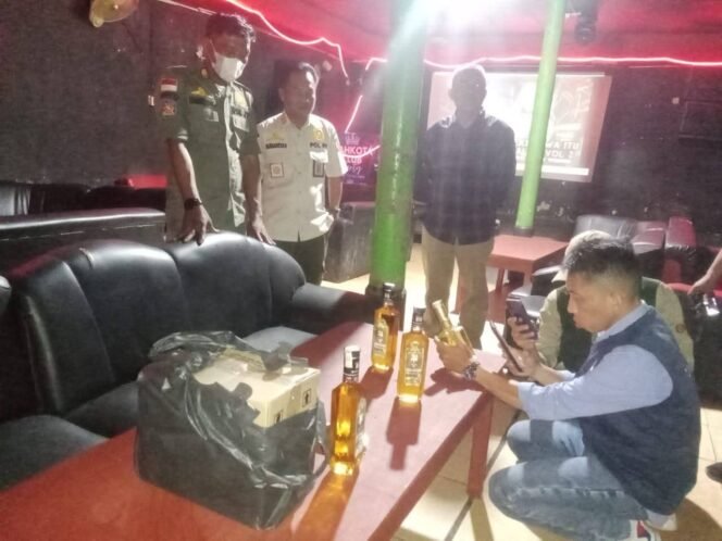 
					Petugas temukan Miras saat Sidak tempat karaoke di Jalan Usman Harun, Sei Pancang, Sebatik. Dok.Disporapar Nunukan.