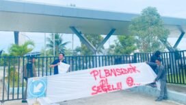 Warga Sebatik segel PLBN pasca kunjungan Komisi 2 DPR RI dan Wamendagri Bima Arya, Sabtu (4/10/2025). Warga menganggap kunjungan hanya seremonial dan menghamburkan anggaran negara karena PLBN tak kunjung berfungsi.