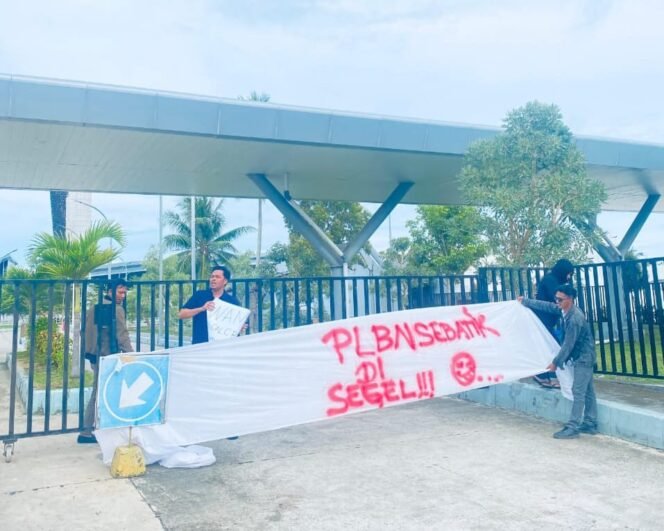 
					Warga Sebatik segel PLBN pasca kunjungan Komisi 2 DPR RI dan Wamendagri Bima Arya, Sabtu (4/10/2025). Warga menganggap kunjungan hanya seremonial dan menghamburkan anggaran negara karena PLBN tak kunjung berfungsi.