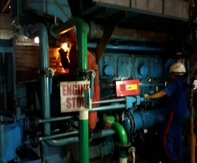 
					Ilusttrasi : mekanik PLN sedang melakukan perbaikan mesin pembangkit.