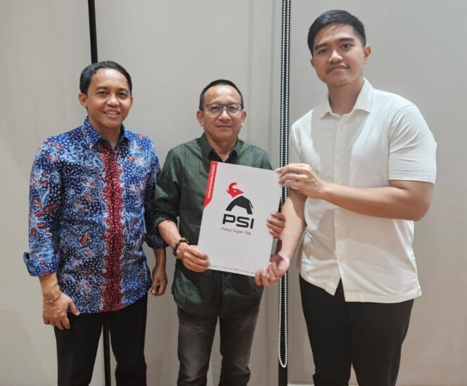 
					Wakil Bupati Nunukan, Kaltara, Hermanus menerima SK Penunjukan Ketua DPW PSI Kaltara, dari Ketua Umum PSI Kaesang Pangarep, putra bungsu eks Presiden ke-7 RI, Jokowi, di Jakarta.