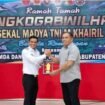 Bupati Nunukan, Irwan Sabri bersama Pangkogabwilhan II Marsdya M Khiaril Lubis bergandengan tangan dalam acara jamuan makan malam di Café and Resto Sayn, Nunukan, Rabu (22/10/2025). Dok.Pemkab Nunukan.