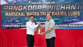 Bupati Nunukan, Irwan Sabri bersama Pangkogabwilhan II Marsdya M Khiaril Lubis bergandengan tangan dalam acara jamuan makan malam di Café and Resto Sayn, Nunukan, Rabu (22/10/2025). Dok.Pemkab Nunukan.