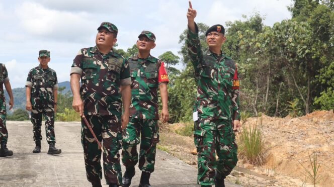 
					Panglima Komando Gabungan Wilayah Pertahanan (Pangkogabwilhan) II, Marsda TNI M. Khairil Lubis, melaksanakan kunjungan kerja ke Kabupaten Nunukan, Kalimantan Utara, Kamis (23/10/2025). Dok.Penerangan Kodim 0911/NNK.