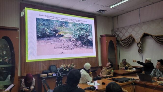 
					RDP antara MHA Tidung Sembakung vs PT MIP menyoal dugaan pencemaran dan kerusakan Sungai Kerasi, Sungai Urad dan Sungai Pasir di pedalaman Sembakung, Senin (6/10/2025).