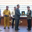 Plt Sekda Nunukan, Jabbar menyerahkan cindera mata kepada Dewan Pendidikan Kaltara, saat menghadiri Rapat Koordinasi Dewan Pendidikan Se-Kaltara, di Ruang Serbaguna Lantai V Kantor Bupati Nunukan, Selasa (28/10/2025). Dok.Prokopim.