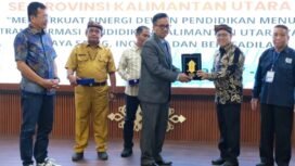 Plt Sekda Nunukan, Jabbar menyerahkan cindera mata kepada Dewan Pendidikan Kaltara, saat menghadiri Rapat Koordinasi Dewan Pendidikan Se-Kaltara, di Ruang Serbaguna Lantai V Kantor Bupati Nunukan, Selasa (28/10/2025). Dok.Prokopim.