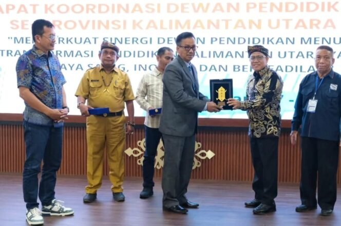 
					Plt Sekda Nunukan, Jabbar menyerahkan cindera mata kepada Dewan Pendidikan Kaltara, saat menghadiri Rapat Koordinasi Dewan Pendidikan Se-Kaltara, di Ruang Serbaguna Lantai V Kantor Bupati Nunukan, Selasa (28/10/2025). Dok.Prokopim.