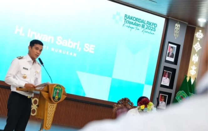 
					Bupati Nunukan, Irwan Sabri, membuka acara Rapat Koordinasi dan Pengendalian (Rakorda) Pelaksanaan RKPD Triwulan Ke – 3 Tahun 2025, di Kantor Bupati Nunukan, Rabu (22/10/2025). Dok.Prokopim.