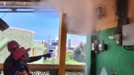 Petugas Disdamkar Nunukan memadamkan api yang muncul akibat korsleting meteran KWH di SDIT Ibnu Sina, Senin (21/10/2025). Dok.Disdamkar Nunukan.