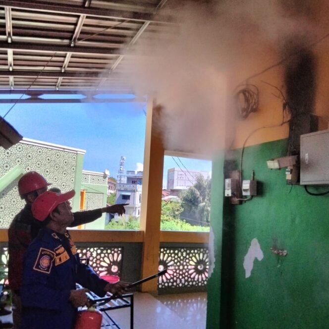 
					Petugas Disdamkar Nunukan memadamkan api yang muncul akibat korsleting meteran KWH di SDIT Ibnu Sina, Senin (21/10/2025). Dok.Disdamkar Nunukan.