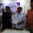 Andi Darwin (kemeja putih) menunjukkan SK Ketua SMSI Nunukan pasca pelantikan di Ruang Pertemuan Hotel Lanfin Nunukan, Sabtu (4/10/2025) malam.