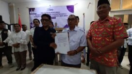 Andi Darwin (kemeja putih) menunjukkan SK Ketua SMSI Nunukan pasca pelantikan di Ruang Pertemuan Hotel Lanfin Nunukan, Sabtu (4/10/2025) malam.