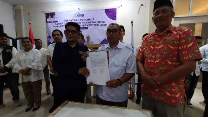 
					Andi Darwin (kemeja putih) menunjukkan SK Ketua SMSI Nunukan pasca pelantikan di Ruang Pertemuan Hotel Lanfin Nunukan, Sabtu (4/10/2025) malam.