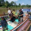 Wakil Bupati Nunukan, Hermanus, melaunching Subsidi Ongkos Angkut (SOA) barang untuk wilayah Kecamatan Lumbis, Sabtu (18/10/2025). Dok.Pemda Nunukan.