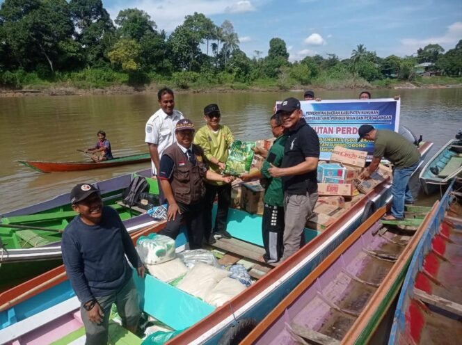 
					Wakil Bupati Nunukan, Hermanus, melaunching Subsidi Ongkos Angkut (SOA) barang untuk wilayah Kecamatan Lumbis, Sabtu (18/10/2025). Dok.Pemda Nunukan.