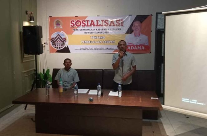 
					Anggota DPRD Nunukan, Adama, mensosialisasikan Perda Nomor 4 Tahun 2019 tentang Pengelolaan Sampah, Kamis (9/10/25) di Café A3 Nunukan. Dok.DPRD Nunukan.