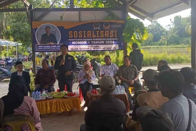 
					Anggota DPRD Kabupaten Nunukan, Andi Fajrul Syam, SH, menggelar sosialisasi Peraturan Daerah (Perda) Nomor 1 Tahun 2024 tentang Pajak Daerah dan Retribusi Daerah, di Kampung Ambon Lele, Kelurahan Mansapa, Nunukan Selatan, Rabu (8/10/2025). Dok.DPRD Nunukan.
