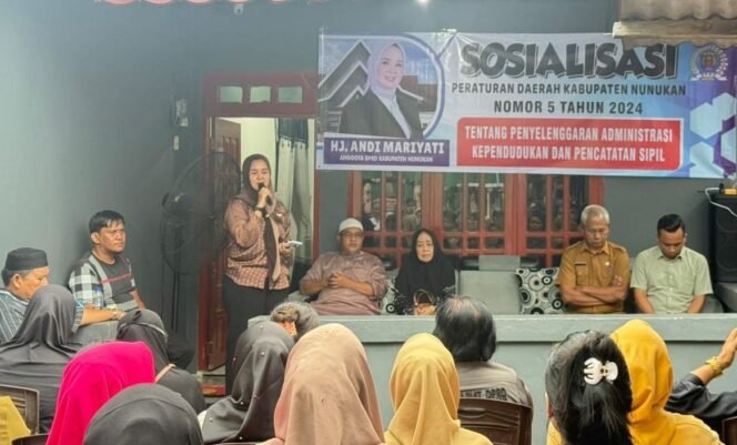 
					Wakil Ketua DPRD Nunukan, Hj.Andi Mariyati, Sosialisasi Peraturan Daerah (Sosper) Nomor 5 Tahun 2024 tentang Administrasi Kependudukan/Adminduk, di RT 16 Porsas, Kelurahan Nunukan Timur, Selasa (7/10/2025). Dok.DPRD Nunukan.