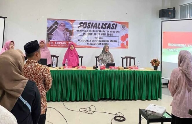
					Wakil Ketua I DPRD Kabupaten Nunukan, Ir Arpiah, S.T., melaksanakan sosialisasi Peraturan Daerah (Perda) Nomor 16 Tahun 2015 tentang Pencegahan dan Penanganan Korban Perdagangan Orang, Rabu (8/10/2025) di Hotel Fortune Nunukan. Dok.DPRD Nunukan.