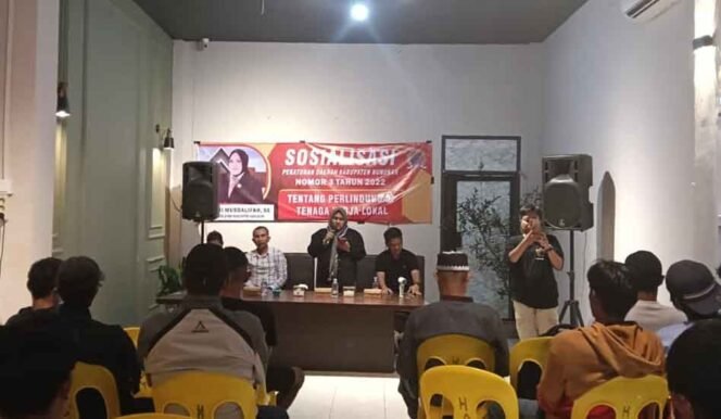 
					Anggota DPRD Nunukan, Muzdalifah, mensosialisasikan Perda Nomor 3 Tahun 2022 tentang tentang Perlindungan Tenaga Kerja Lokal, di Café A3 jalan Pelabuhan Nunukan. Dok. DPRD Nunukan.