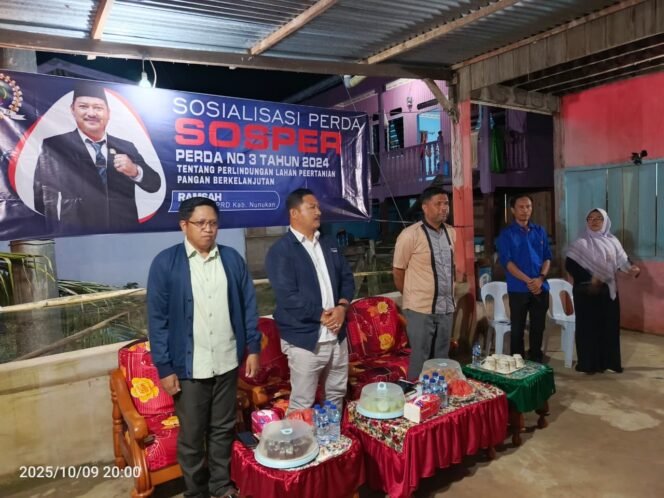
					Anggota DPRD Kabupaten Nunukan, Ramsah, menggelar Sosialisasi Peraturan Daerah (Sosper) Nomor 3 Tahun 2024 tentang Perlindungan Lahan Pertanian Pangan, di Desa Padaidi, Sebatik, Kamis (9/10/2025). Dok.DPRD Nunukan.