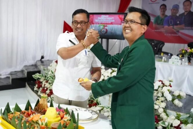 
					Plt Sekda Nunukan, Jabbar bersama Ketua IDI Nunukan, dr Sholeh Rauf dalam HUT IDI 75 di Gedung Aztrada, Sebatik, Minggu (26/10/2025). Dok.Prokopim.