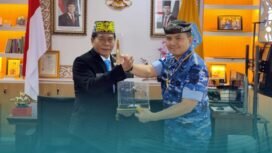 Gubernur Kaltara, Zainal Arifin Paliwang saat menyambut kedatangan Danlanud Anang Busro yang baru Marsma TNI Andreas Ardianto Dhewo, di Tanjung Selor, Bulungan, Jumat (24/10/2025). Dok.Biro Adpim.