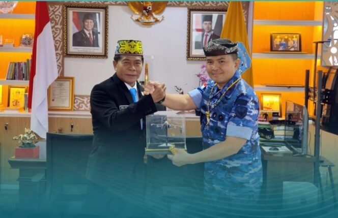 
					Gubernur Kaltara, Zainal Arifin Paliwang saat menyambut kedatangan Danlanud Anang Busro yang baru Marsma TNI Andreas Ardianto Dhewo, di Tanjung Selor, Bulungan, Jumat (24/10/2025). Dok.Biro Adpim.