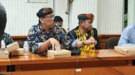 Wakil Ketua Adat Besar Tidung Nunukan, Abdul Kadir saat memaparkan imbas penambangan batu bara pleh PT MIP di pedalamam Sembakung dalam RDP, Senin (6/10/2025).