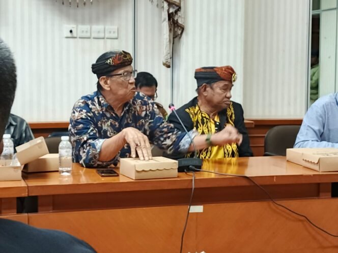 
					Wakil Ketua Adat Besar Tidung Nunukan, Abdul Kadir saat memaparkan imbas penambangan batu bara pleh PT MIP di pedalamam Sembakung dalam RDP, Senin (6/10/2025).
